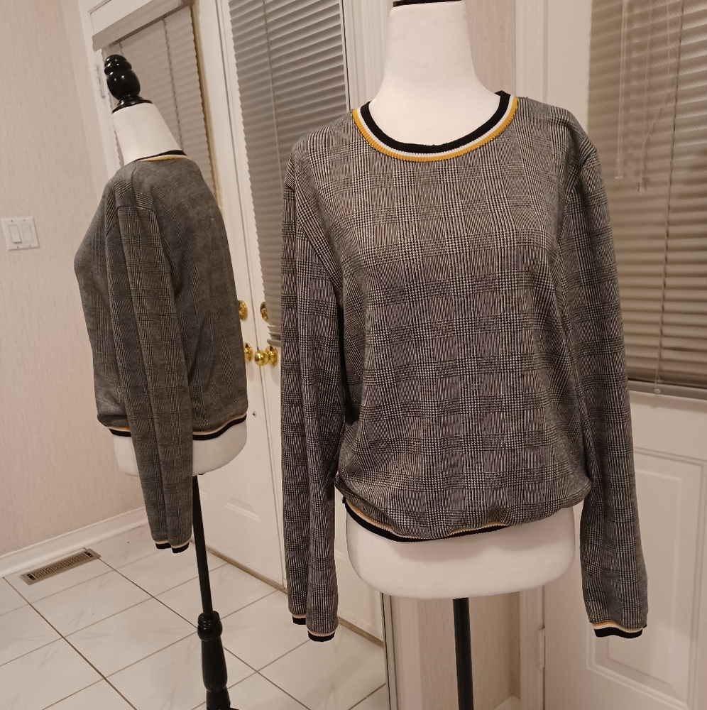 4/$80 Black, White & Yellow Top - Size Large